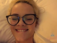 Culo, Rubia, Corridas faciales, Pies, Masturbacion con pies, Gafas, Tatuaje, Tetas