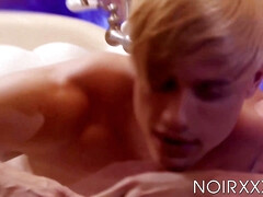 Noire, Blonde, Sucer une bite, Tir de sperme, Gorge profonde, Queue, Hard, Interracial