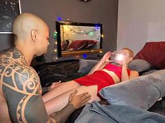 Leie, Tussi, Blasen, Spermaladung, Spassig, Handjob, Interrassisch, Titten