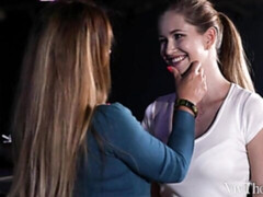 Amateur, Gros seins, Embrassement, Lesbienne, Chatte, Rasée, Dénudage, Nénés