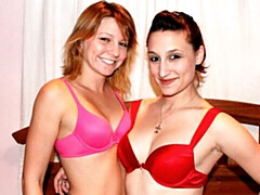 18 años, Dormitorio, Tetas grandes, Besar, Lesbiana, Lencería, Coño, Afeitado