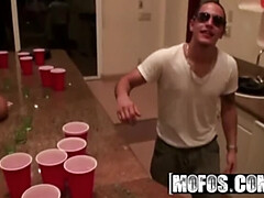 Sucer une bite, Brunette brune, Partouze, Groupe, Hd, Fille latino, Fête, Adolescente