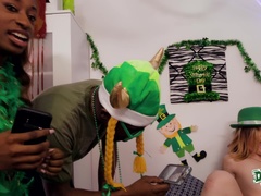 69, 2 femmes 1 homme, Léchez, Culottes ou slips, Fête, Piercing, Rasée, Tatouage