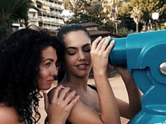 Brunette brune, Doigter, Embrassement, Lesbienne, Masturbation, Rasée, Nénés, Jouets