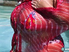 Gros seins, Bikini, Brunette brune, Masturbation, Naturelle, Seins naturels, Piscine, Solo