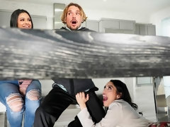 デカ尻, デカパイ, バック, 指いじり, 手コキする, キッチン, ハメ撮り, 三人