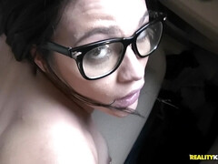 Leie, Blasen, Braunhaarige, Auto, Aufs gesicht abspritzen, Masturbation, Piercing, Muschi