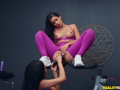 Leie, Grosse titten, Dildo, Sporthalle, Lesbisch, Muschi, Hintern versohlen, Titten