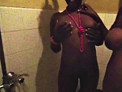 Leie, Schwarz, Fingern, Hardcore, Küssen, Lesbisch, Massage, Dusche