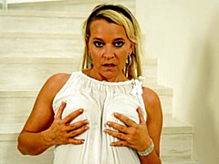 Enthousiasteling, Grote kont, Blond, Vingeren, Masturbatie, Moeder die ik wil neuken, Geschoren, Alleen