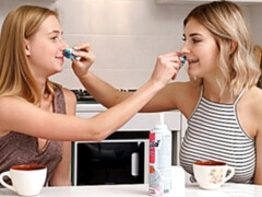 Gros seins, Doigter, Embrassement, Lesbienne, Léchez, Masturbation, Chatte, Dénudage