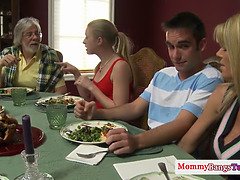 Pijpbeurt, Bruinharig, Oudere vrouw, Likken, Moeder die ik wil neuken, Moeder, Tiener, Trio