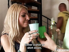 Enthousiasteling, Grote kont, Pijpbeurt, Hondjeshouding, Groep, Handbeurt, Kort haar, Tatoeage