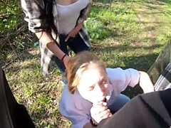 Blasen, Kehlenfick, Frau frau mann, Ehemann, Im freien, Öffentlich, Tätowierung, Flotter dreier