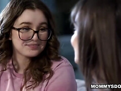 Gros cul, Doigter, Lunettes, Lesbienne, Mère que j'aimerais baiser, Seins naturels, Chatte, Adolescente