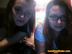 2 nenas en la webcam