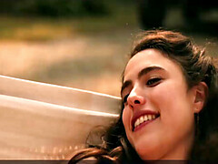 Brunette brune, Embrassement, De plein air