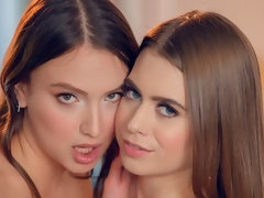 ブロンド, 指いじり, キス, レズビアン, 剃毛, ストリッピング, ティーン, オッパイの