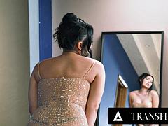 Asiatique, Gros seins, Sucer une bite, Éjaculation interne, Fétiche, Branlette thaïlandaise, Transsexuelle, Nénés