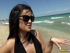 Leie, Grosser arsch, Bikini, Blasen, Braunhaarige, Spermaladung, Latina, Titten