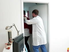 Sucer une bite, Tromperie, En levrette, Faciale, Hard, Nue  à poil, Fessée, Mouillée