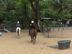 Leie, Bad, Braunhaarige, Freundin, Nackt, Pov, Öffentlich, Rasiert