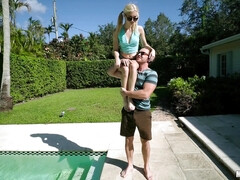 Leie, Arsch, Grosser schwanz, Blondine, Schwanz, Im freien, Piercing, Pool