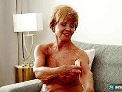 Gros cul, Gros seins, Masturbation, Mature, Mère que j'aimerais baiser, Nue, Cheveux courts, Solo