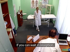 Sucer une bite, Médecin, En levrette, Infirmière, Bureau, Avaler, Plan cul à trois, Uniforme