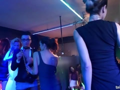 Zwart, Blond, Aangekleed, Lesbisch, Likken, Pornster, Verlegen, Nat