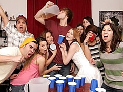 18 jaar, Grote kont, Grote lul, Pijpbeurt, Hondjeshouding, Feest, Tiener, Tieten likken