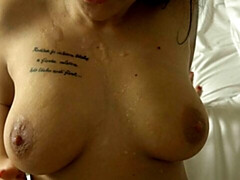 Gros cul, Grosse bite, Gros seins, Brunette brune, En levrette, Cheveux courts, Maigrichonne, Adolescente