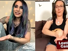 Enthousiasteling, Bruinharig, Lesbisch, Naakt, Strippen, Plagen, Tieten likken, Nat