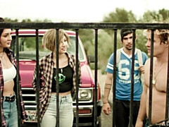 Anal, Gros seins, Brunette brune, En levrette, Léchez, De plein air, Public, Chatte