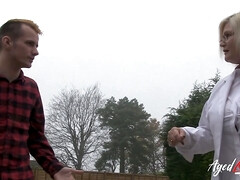 18 ans, Blonde, Plantureuse, Femme couguar, En levrette, Lesbienne, Mature, Mère que j'aimerais baiser