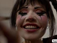 Kont, Grote mammen, Bruinharig, Gevangen, Handbeurt, Hardcore, Masturbatie, Shemale