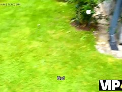 Blond, Man die toekijkt, Tsjechisch, Europees, Buiten, Twee staartjes, Gezichtspunt, Vrouw