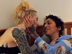 Enthousiasteling, Kont, Lieveling, Vingeren, Lesbisch, Likken, Doordringend, Tatoeage