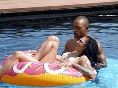 Anal, Tetas grandes, Bikini, Mamada, Atragantadas, Al aire libre, Piscina, Mojado