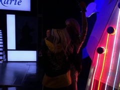 Bad, Grosse titten, Blondine, Freundin, Masturbation, Orgasmus, Öffentlich, Nass