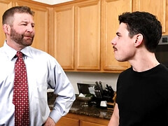 18 jahre, In den arsch, Geschnappt, Papi, Kehlenfick, Hundestellung, Schwul, Orgasmus