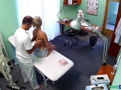 Mamada, Médico, Europeo, Lamidas, Oficina, Coño, Uniforme, Voyeur