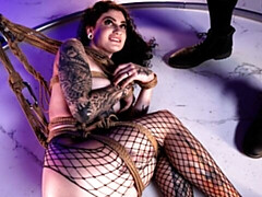 18 jaar, Bruinharig, Seksspeelgoed, Dominatie, Natuurlijke tieten, Mager, Tiener, Tieten likken