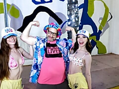 18 ans, Gros cul, Sucer une bite, En levrette, 2 femmes 1 homme, Seins naturels, Adolescente, Nénés