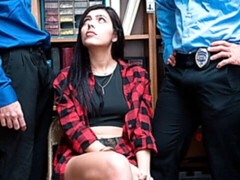 Pijpbeurt, Bruinharig, Hardcore, Latijnse vrouw, Tiener, Trio, Tieten likken, Uniformpje