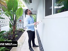 Naakte man aangeklede vrouw, Sperma in mond, Keuken, Likken, Moeder die ik wil neuken, Kut duiken, Mager, Tiener