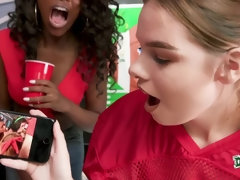 Cul, Sucer une bite, En levrette, Dortoir, 2 femmes 1 homme, Doigter, Réalité, Plan cul à trois