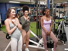 Culo grande, Mamada, Estilo perrito, Gimnasio, Interracial, Tetas naturales, Adolescente, Tetas