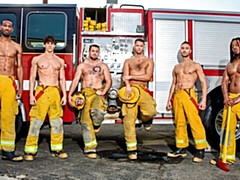 Grosser arsch, Grosser schwanz, Grosse titten, Blasen, Braunhaarige, Hundestellung, Gruppensex, Milf