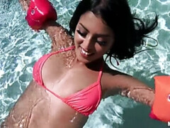 Culo, Polla, Novia, Latina, Tetas naturales, Piscina, Tatuaje, Mojado